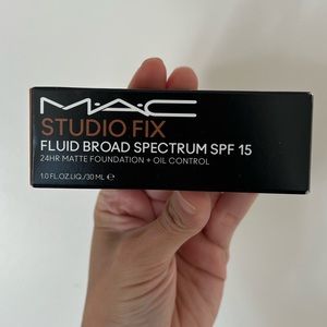 Mac Cosmetics - NW 45 - Studio Fix, 24hr Matte Foundation + SPF 15